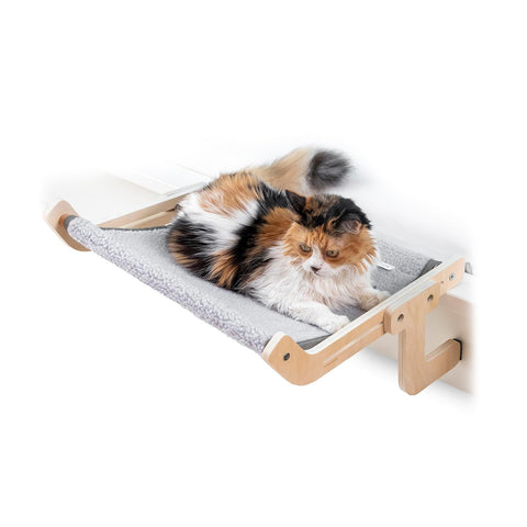 Letto pensile da finestra per gatti Puppy Lovers 45x37cm con gatto tricolore che si rilassa, struttura in legno naturale e tessuto grigio