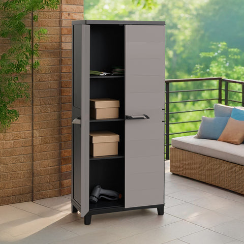 Mobile Tuttopiani Toomax su terrazza con balcone, ambiente esterno elegante con divano in rattan, perfetto per organizzare spazi outdoor