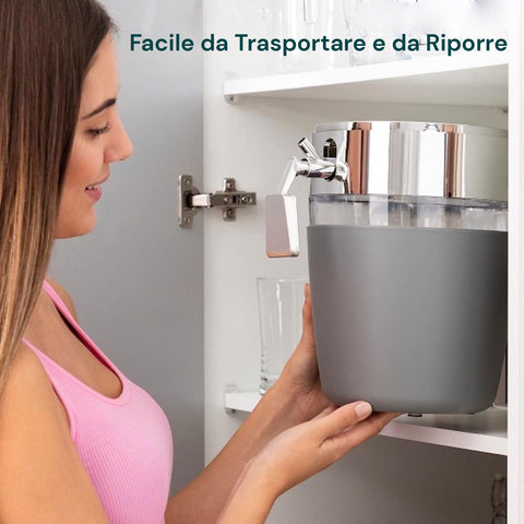 Contenitore bevande Avilia facile da trasportare e riporre, donna in cucina con mobile aperto, design pratico e funzionale