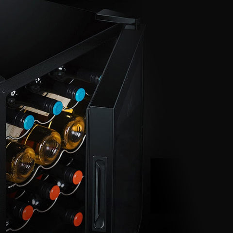 Vista laterale cantinetta vini da 24 bottiglie 70 litri con bottiglie conservate su ripiani cromati e sistema di raffreddamento interno