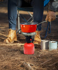Uso reale in campeggio con pentola rossa per cottura uniforme in ambiente naturale, perfetto per outdoor e trekking