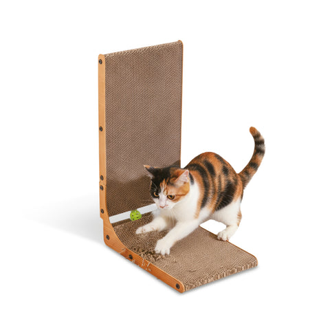 Katzenkratzbaum L-förmig, Höhe 68 cm, aus strapazierfähiger Wellpappe und MDF-Holz – mit integriertem Ballspiel