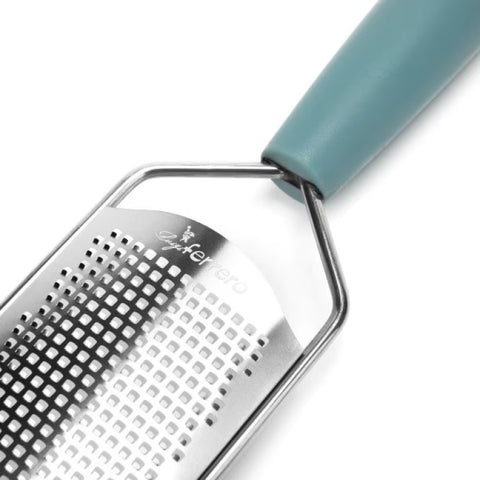 immagine-3-luigi-ferrero-grattugia-manuale-in-acciaio-inox-con-protezione-per-le-dita-ean-3800139260743