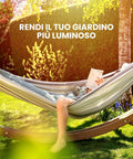 Giardino luminoso con prato rigenerato usando semi Zendea, perfetto per momenti di relax in amaca durante l'estate