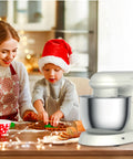 Planetaria Wintem per famiglia a Natale, mamma e bambino preparano dolci festivi insieme in cucina con atmosfera natalizia
