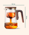 Teiera vetro borosilicato con dimensioni precise 14,5x15,8 cm durante infusione tè, manico legno e coperchio ermetico